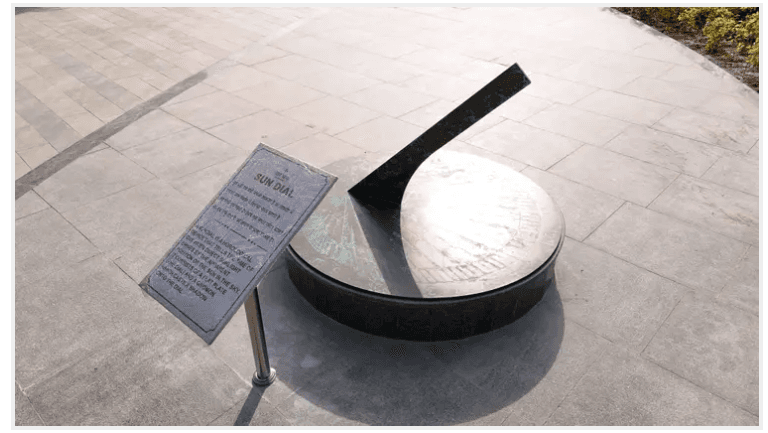 the-sundial-at-chaar-dham-temple-vrindavan