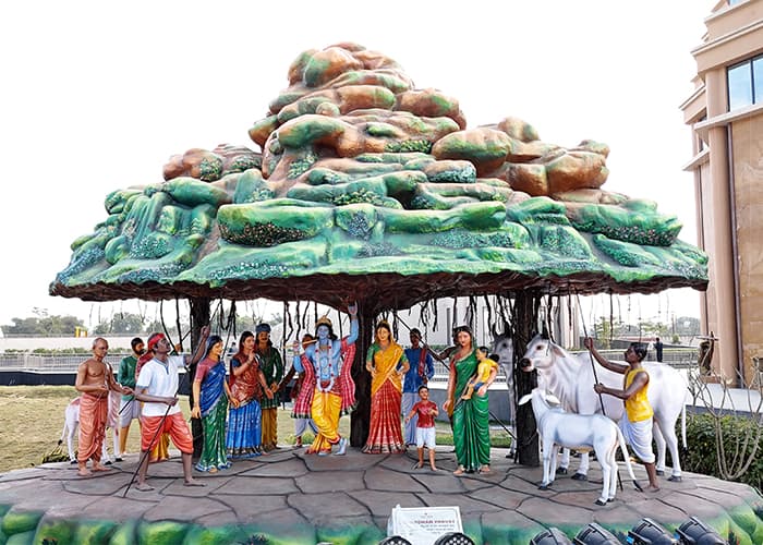 the-govardhan-leela-when-krishna-lifted-a-mountain-to-protect-devotees