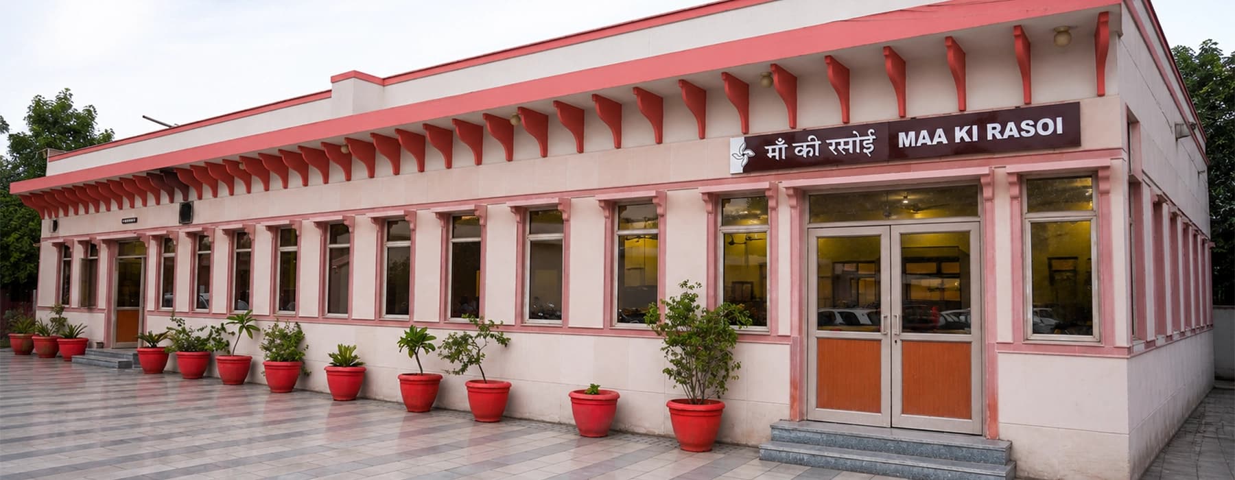 Maa Ki Rasoi at Chaar Dham Temple Vrindavan serving free food to devotees.