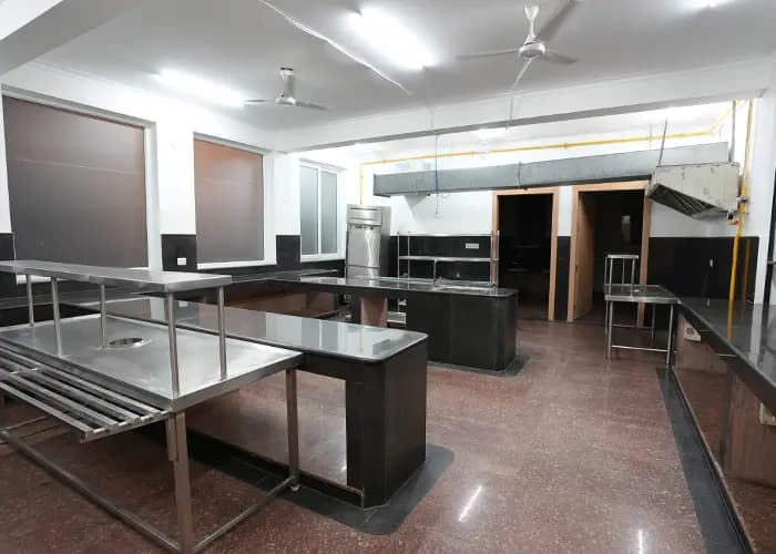 Maa Ki Rasoi at Chaar Dham Temple Vrindavan serving free food to devotees.