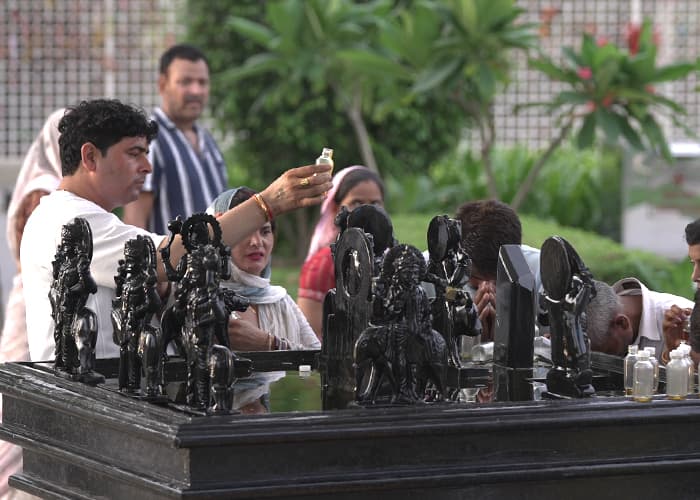 the-spiritual-meaning-behind-offering-oil-to-shani-dev