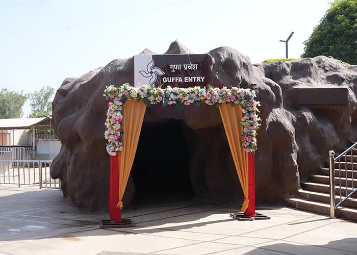 experience-the-vaishno-devi-gufa-at-the-chaar-dham-temple-vrindavan