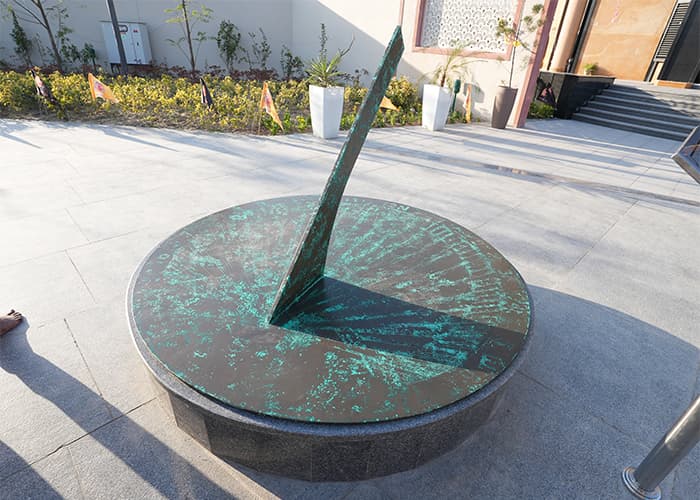 the-sundial-at-chaar-dham-temple-vrindavan