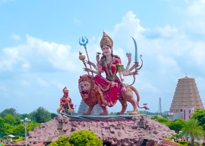 why-the-maa-vaishno-devi-statue-at-chaar-dham-in-vrindavan-is-a-must-see